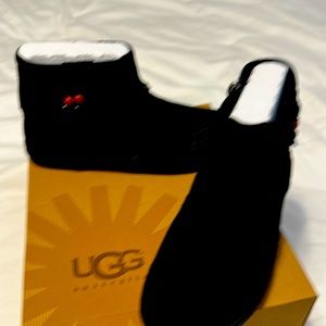 Ugg Girls size 4 suede booties NEW IN BOX